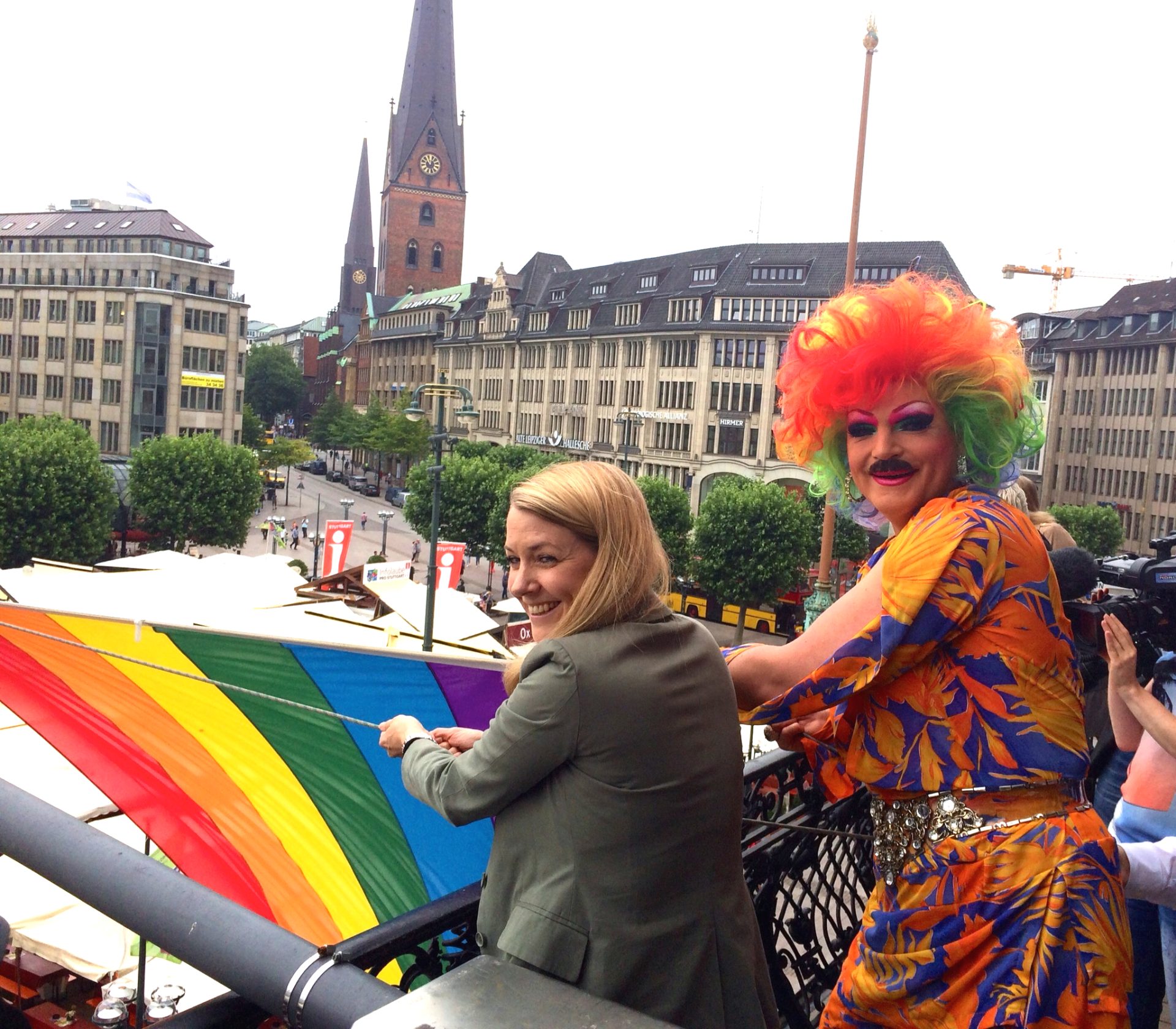 Referenz an Conchita Wurst – Olivia Jones mit Bart beim CSD-Flagge hissen vor dem Hamburger Rathaus